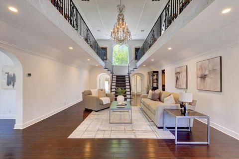 We proudly present this beautifully remodeled historic style single family residence, perfectly positioned in the heart of Los Feliz area. This spacious family home features two stories, 4 bedrooms, 3 and 1/4 baths, separate detached guest house has ...