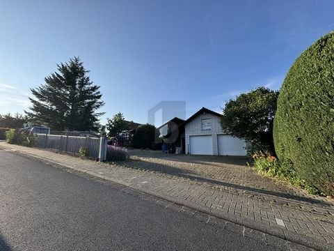 Dit gedeeltelijk uitgebouwd hoekperceel van 519 m² biedt de ideale basis voor uw nieuwe woning. Het is volledig omheind, wat zorgt voor veiligheid en privacy. De ruime dubbele garage met elektrische poort en extra zolder biedt voldoende ruimte voor v...