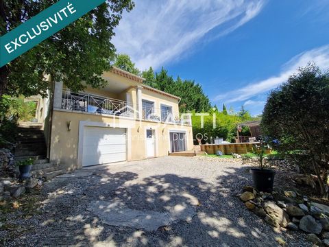 Maison traditionnelle avec jardin, piscine et garage.