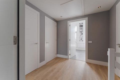 Près de la ville de Stavoren, avec ses nombreux restaurants chaleureux et son magnifique port, vous trouverez cette luxueuse maison de vacances. Avec ses chambres confortables, son espace détente avec sauna et son emplacement privilégié au bord de l'...