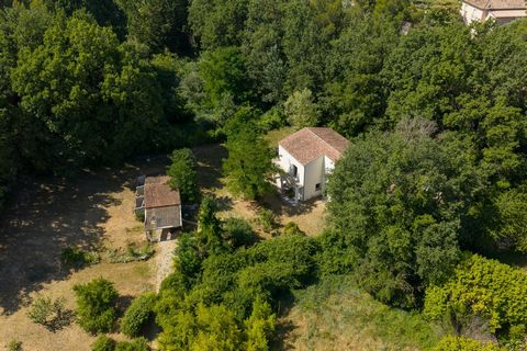 A rénover : Maison et dépendances sur 4000 m² en campagne aixoise pour un projet à fort potentiel