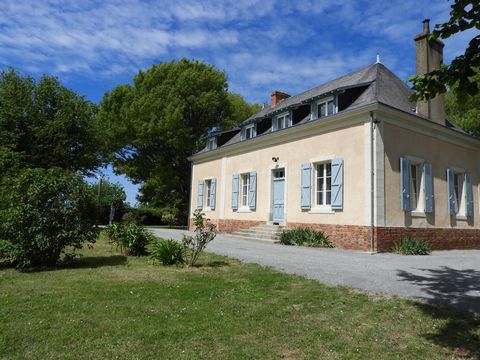 TRES BELLE DEMEURE ET DEPENDANCE AMENAGEES SUR PARC DE 5000 m2 AUX PORTES D'ECOMMOY