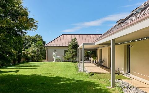 An art of living between light and serenity: In a preserved rural setting, this high-end villa in Clairegoutte reveals a bright interior, characterized by generous volumes and refined materials. Contemporary lines blend with a warm atmosphere, where ...