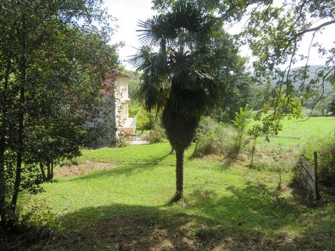 Maison indépendante sur terrain 3800 m2 avec vue dominante.