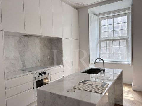 Magnificent two-bedroom apartment with 133 sqm located in Ando Living Fanqueiros House. This spacious apartment has a ceiling height of 3.28 meters and is distributed as follows: upon entering, we find a spacious living-dining room with a kitchen and...