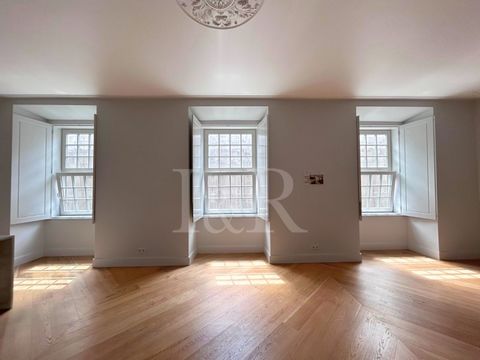 Magnificent two-bedroom apartment with 135 sqm located in Ando Living Fanqueiros House. This spacious apartment has a ceiling height of 3.23 meters and is distributed as follows: upon entering, we find a spacious living-dining room with a kitchen and...