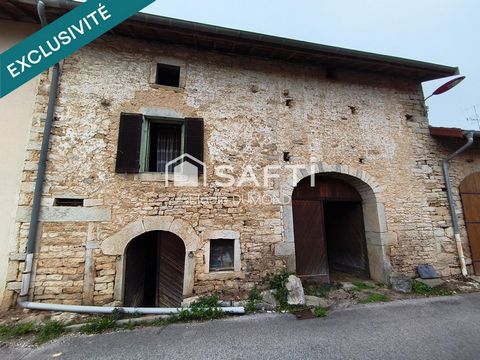 Maison de village en pierre à rénover entièrement située au calme.