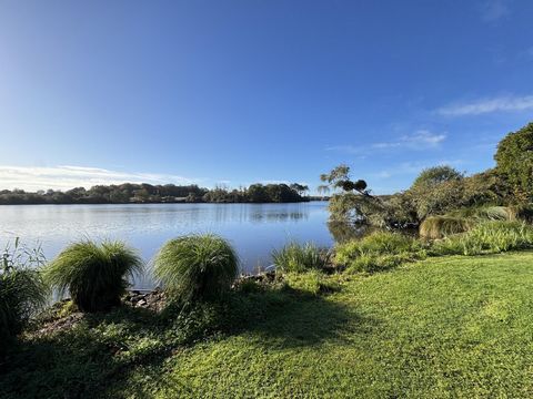 Face au lac, une villa à réinventer dans un cadre d’exception.