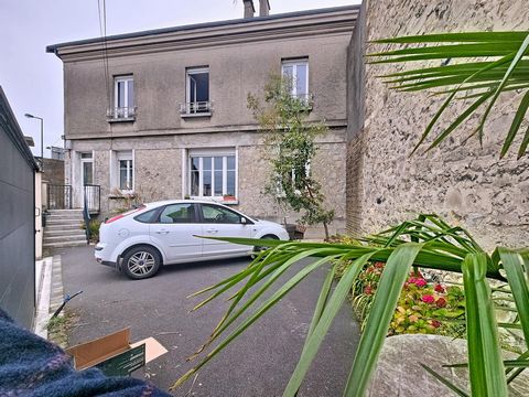 Appartement de 75m² avec combles a aménager, parking fermé et cave.