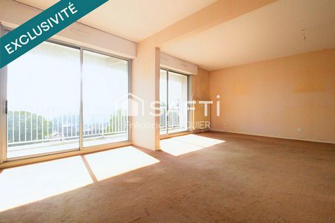 Appartement de type 5 d'environ 104M² avec balcon.