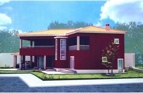 Located in Salir de Matos. Plot of land with excellent sun exposure, with 700sqm; For villa with two floors of 5 rooms, space for patio and swimming pool; Possibility of construction 200sqm; Served as a network of water, sewage and electricity; Locat...