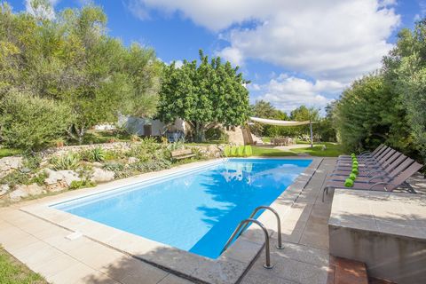 Welcome to this lovely and quiet villa with a private pool, very close to Cala Millor, and with a capacity for 8 people. The 11m x 5m chlorine pool is embedded in a beautiful landscape with different trees. The depth of the pool is between 0.8m and 2...
