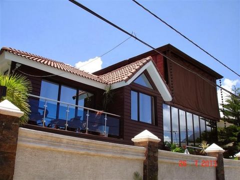 Chalet residencial en venta en Puerto Plata Esta hermosa villa de tres pisos de 270m2/2906 ft2 con vistas a la montaña es el hogar perfecto si quieres disfrutar del estilo de la ciudad, pero aún así vivir dentro de una comunidad tranquila, segura y c...