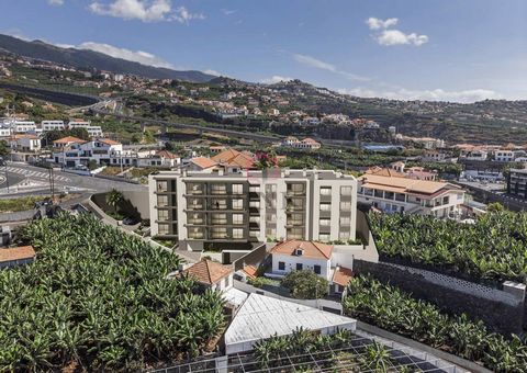 For sale 2 bedroom apartment, located in the city of Câmara de Lobos, consisting of 1 suite, 1 bedroom, 2 bathrooms one of them belonging to the suite, 1 kitchen, living room and dining room in open space and 1 laundry. A storage room and two parking...