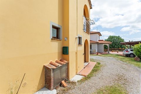 A unos 10 km de Civitella en Val di Chiana encontrará esta casa de campo con una hermosa vista sobre Valdichiana. Hay 3 habitaciones que pueden acomodar cómodamente a una familia de 6. La fascinante ciudad renacentista de Pienza, con una vista impres...