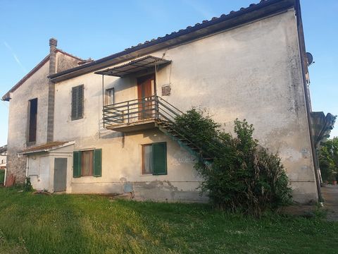 Partially renovated country house immersed in the countryside in a private not isolated position, 5 minutes from the center of Lamporecchio. The house, set on two levels, consists of 2 apartments. The ground floor apartment, renovated in 2003 and imm...