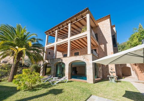 This spectacular property is situated in Fornalutx, in the middle of the mountains. It can comfortably accommodate 8 people. Fornalutx has less than 400 habitants and is ideal for those searching tranquillity and nature. In the town centre there is a...