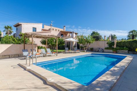 Welcome to this fantastic villa, with a private pool, on the outskirts of Son Servera. It sleeps 7 guests. This wonderful country house offers the perfect exterior area to spend there most of your time. The private saltwater pool -which is 9 x 4 mete...