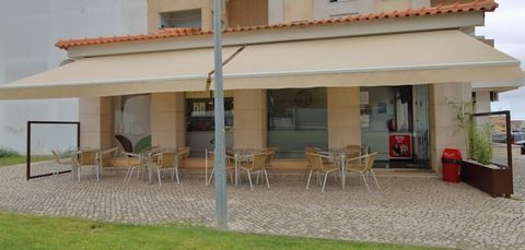 Located in Nossa Senhora do Pópulo. Café opened 20 years ago; It has a terrace and three fronts to the street; Area with a lot of daily passage; Sold furnished and equipped and ready to work; With plenty of parking; Sells due to renovation; Located o...