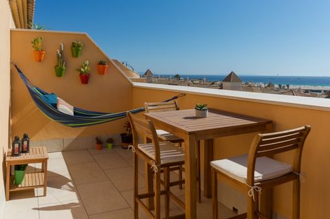 Very cozy duplex penthouse for holiday rental in Tarifa, with two terraces and stunning panoramic sea views. Dinning - Living room with comfortable sofa and TV, sunny terrace with high chairs, perfect for morning cafe with views! The main bedroom on ...