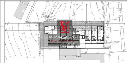 Terrain de 720 m2, avec un projet approuvé pour une auberge de 20 chambres, salon, buanderie, parking, sous-sol, débarras, en plus d’une grande terrasse au sommet, avec une vue à 360º sur Ferragudo. Emplacement très proche de la ZZona Ribeirinha de F...