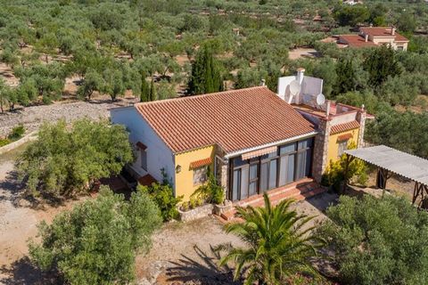 Nice finca situated 6 km. from the sea and the village of l`Ampolla, asphalted access. Distribution: Ground floor: covered porch/veranda, living room with fireplace, dining room, kitchen, 2 double bedrooms (one en-suite with bathroom), 1 single bedro...