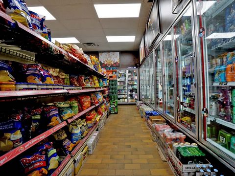 Beautiful & established convenience store with stable clientele located in the South Shore of Montreal. Excellent sales revenue, easy to mange it. Great opportunity for an entrepreneur in food business. The buyer must take over the supplier's contrac...