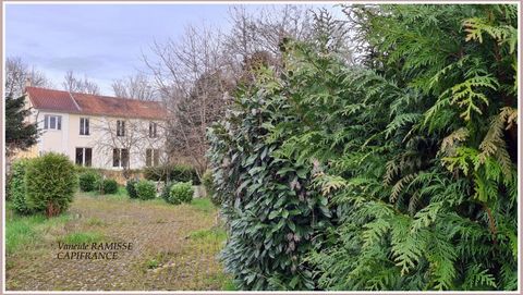 Découvrez cette magnifique maison indépendante construite en 1800, située à CONDE SAINTE LIBIAIRE (77450), orientée plein sud et agrémentée d'un charmant jardin. Cette propriété de 12 pièces offre une surface habitable de 359 m2 sur un vaste terrain ...