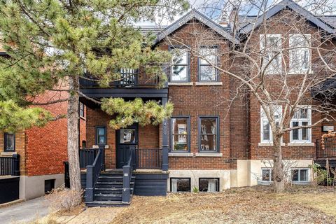 Elegant and charming semi-detached family house, renovated and furnished to today's tastes and trends. Located in one of the most beautiful corners of the neighborhood and adjacent to Westmount, this cottage offers FIVE bedrooms, one of which is in t...