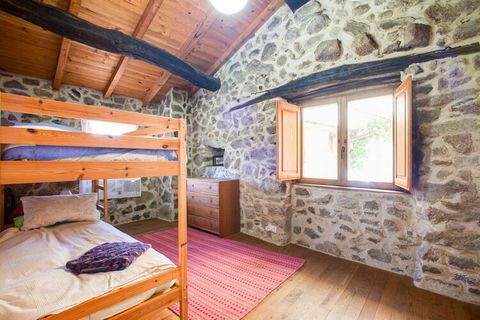 Dit vakantiehuis heeft 3 slaapkamers en is geschikt voor 7 personen, ideaal voor gezinnen met kinderen. De woning ligt midden in de prachtige Ribeira Sacra, in het kleine dorpje Castrotañe en vlak bij Monforte de Lemos. Deze gerenoveerde boerderij he...