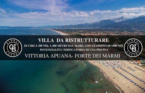 Villa à restaurer, à environ 400 mètres de la mer, avec un jardin de 1450 m2 avec un potentiel de construction pour une piscine située dans le quartier calme de Vittoria Apuana à Forte dei Marmi. La Villa construite dans les années 60, d'une superfic...