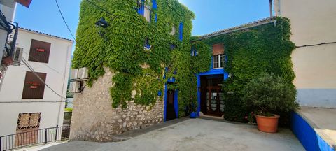 A la venta este fantástico hotel rural con mucho encanto en uno de los pequeños pueblos de Vall de Gallinera, rodeado de naturaleza y a tan sólo 30 minutos de la Costa. La casa está especialmente bien conservada y acondicionada para ofrecer una estan...