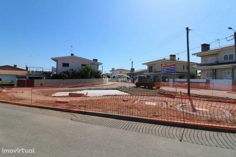 Plot with 370 m2 for construction of villa with 2 floors. Great location, good sun exposure, quiet living area. Excellent opportunity... The Mérito Invest Group was founded in 2000 and immediately sought to cement a position of solidity, competence a...