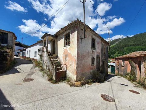 Centennial villa for rehabilitation with two bedrooms. Great investment for rural tourism. With ERA University you can also ask for banking simulations for your Housing Loan. The PoupaJÁ - Credit Intermediation department accompanies its clients in o...