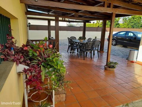 Excellente villa individuelle, très bien située à Vila Frescaínha de São Pedro, à 5 minutes à pied du continent, avec un excellent accès et une très bonne exposition au soleil, piscine extérieure et zone de loisirs. Cette maison se compose de sous-so...