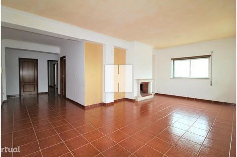 Located in São Pedro, on the south bank of Figueira da Foz with a closed garage in a building with elevator, terraces and panoramic views of the common area with barbecues, Huge living room with fireplace where you can create a dining room and entran...