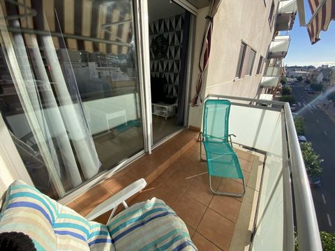 AMAZING PREICO. Spacious apartment of 87 m2 for sale in La Rã pita, Costa Dorada, Tarragona. It has 3 double bedrooms, 2 bathrooms, a separate kitchen with a gallery and a living room. Terrace with awnings and afternoon sun. Natural gas heating and a...