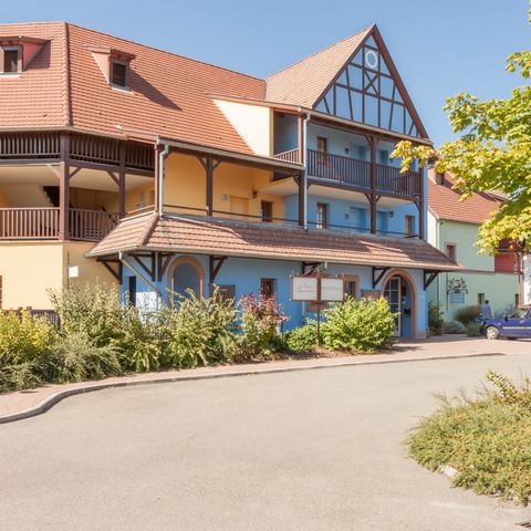VOTRE RÉSIDENCE Le Clos d'Eguisheim À quelques kilomètres de Colmar, Eguisheim est reconnu comme l'un des plus beaux villages de France. Il a reçu en 2013 le titre de 