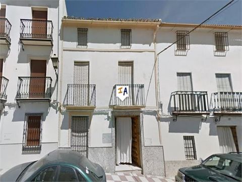 Cette maison de ville de 304 m2 construite avec 5 chambres et 2 salles de bains avec jardin et patio est située dans la ville recherchée de Luque, dans la province de Cordoue en Andalousie, en Espagne. Situé dans une large rue avec un parking juste d...