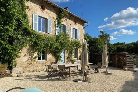 Located in Saint-Léonard-de-Noblat, this luxurious holiday home features 7 bedrooms for 15 people. Ideal for large groups, guests can enjoy a hot barbecue, take a dip in the swimming pool and access free WiFi at this pet-friendly property. Domaine de...