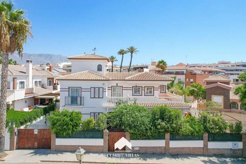 This luxury villa is located in one of the most sought-after areas of Motril, in a quiet neighbourhood, within walking distance to the center of Motril and the beach. This villa was built on a plot of about 500m2. This house with centralized air cond...