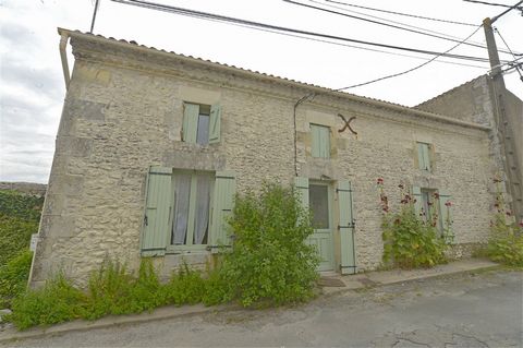 Charente-Maritime, South Royan, five minutes from the beach and the center of Saint-Georges-de-Didonne, Family house with five rooms and three bedrooms, This village house located in a hamlet of Semussac and in a quiet area. It consists on the ground...