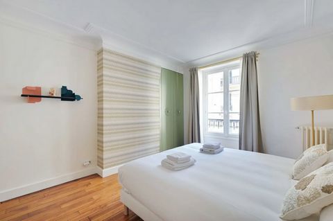 This is a magnificent flat located on the 4th floor (with lift) of a beautiful and secure Haussmann building. Ili is composed as follows A living room A separate kitchen equipped with a dining table (fridge, induction hob, toaster, coffee machine, ke...