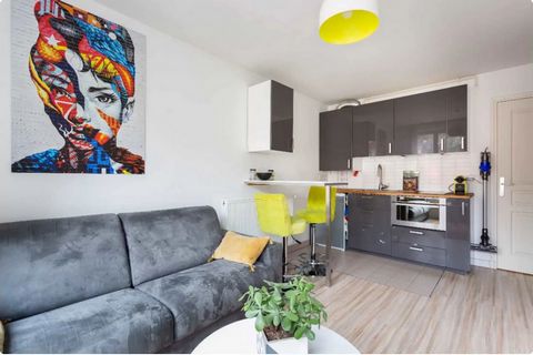 Newly renovated studio in a design and pure spirit, located in the 18th district. Bright, quiet studio with a clear view. It is a studio located on the 3rd floor of a beautiful recent building, with an elevator. It is composed of : - A living room wi...