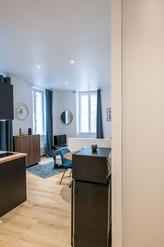 Located in one of the liveliest and most central areas of Lyon, just a few minutes' walk from the Place des Terreaux and the Opera, you will appreciate the comfort of this newly renovated and decorated 26m² apartment on the 1st floor just behind the ...