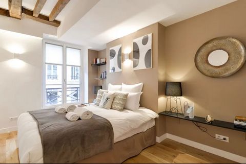 In the heart of Paris’s most affluent neighborhood, Madeleine-Vendome, this lovely 3-bedroom Chevaliers apartment welcomes guests in style. With wooden floors and soaring ceilings, our local interior designer has created an opulent yet comfortable sp...