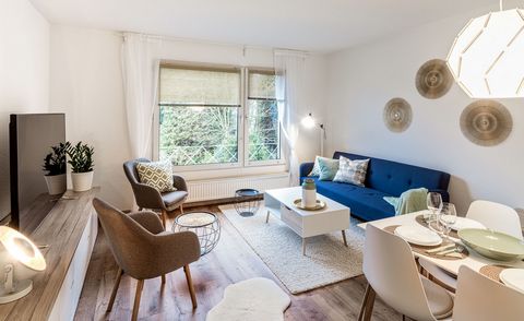 The fully equipped 3-room apartment is perfect for a carefree stay in Essen for 4-5 people. On the day you move in, you will be sent a code that allows you to check-in at any time of the day. The two bedrooms are furnished with two single beds or a d...