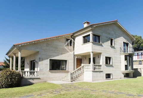 Fantástica villa espaciosa, toda de piedra, ubicada en una zona residencial de la ciudad de Pontevedra. Villa construida en 2005 por los actuales propietarios, con una superficie total construida de 359m² y un jardín privado de 1.683m². Al usted a la...