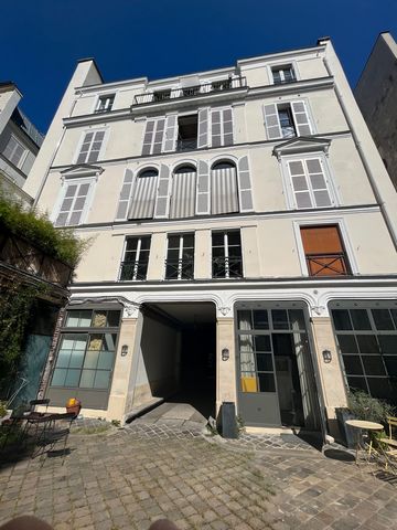 55 sqm loft apartment located in the heart of Paris. Quiet yet central, this south-facing property combines functionality with style. For couples seeking a blend of comfort and sophistication, this loft provides an ideal home, in the heart of the mos...