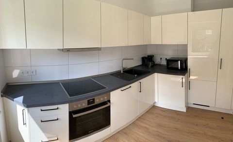 Object description Fully furnished bright and well cut apartment is located in a very well-kept, quiet apartment building (8 parties, 2 closed) at the gates of Cologne. First occupancy after extensive renovation and modern full furnishings. Separate ...